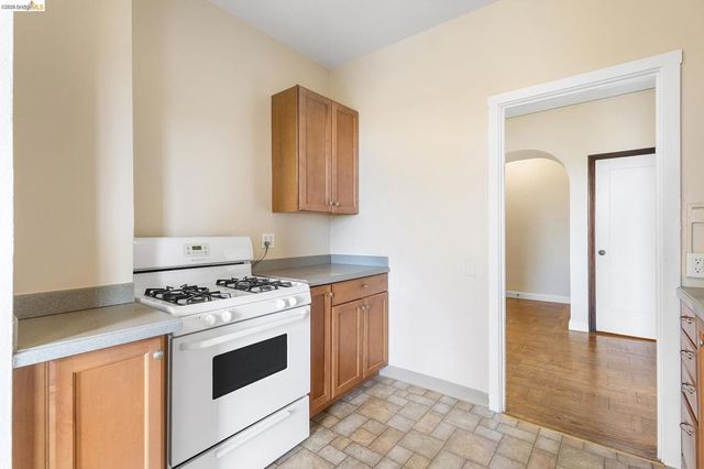 1001 Warfield Ave, Oakland, CA 94610