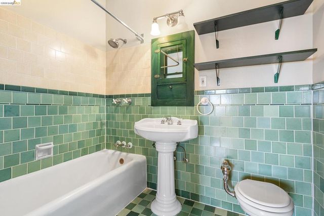 1001 Warfield Ave, Oakland, CA 94610