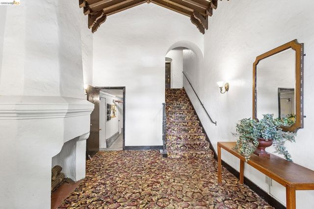 1001 Warfield Ave, Oakland, CA 94610