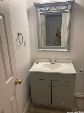 106 River Knoll, Castroville, TX 78009