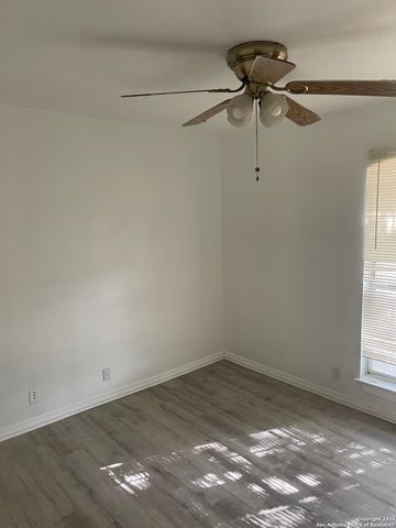 106 River Knoll, Castroville, TX 78009