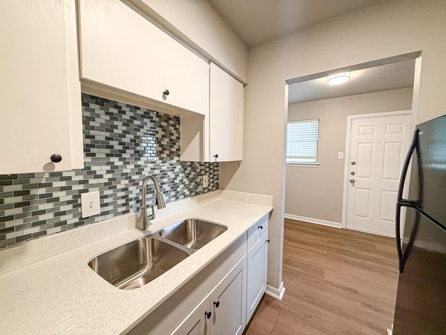 808 Blaylock Drive, Dallas, TX 75203