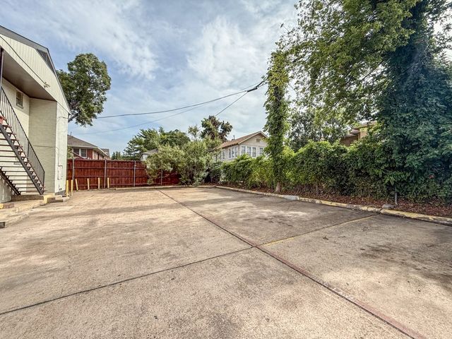 808 Blaylock Drive, Dallas, TX 75203
