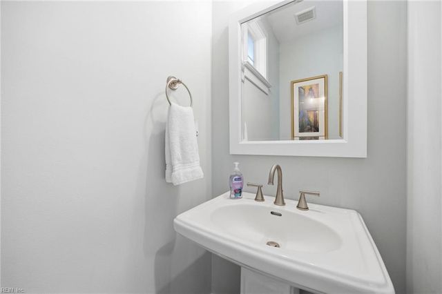 1435 Waltham LN, Newport News, VA 23608