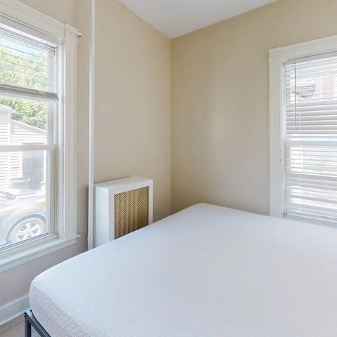21 Clifton St, Worcester, MA 01610