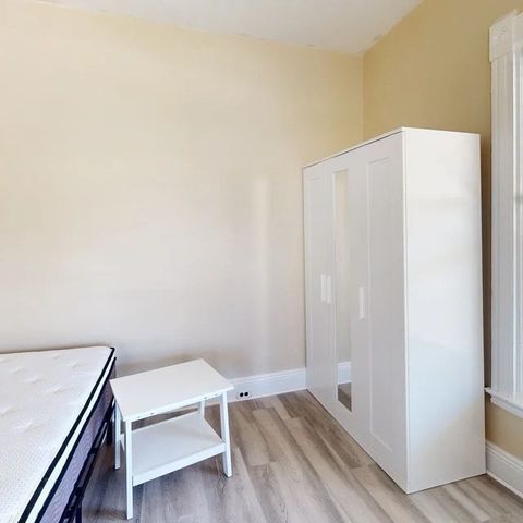 21 Clifton St, Worcester, MA 01610