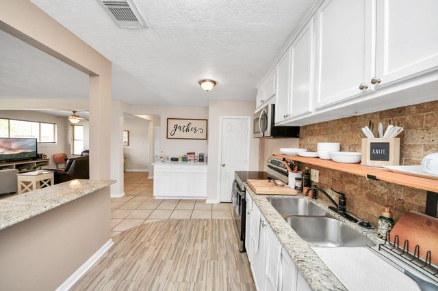 2806 Oak Drive, Dickinson, TX 77539