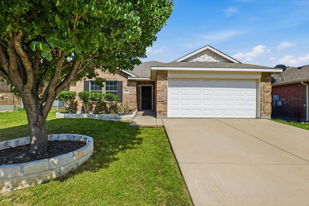 652 Lincoln Avenue, Lavon, TX 75166