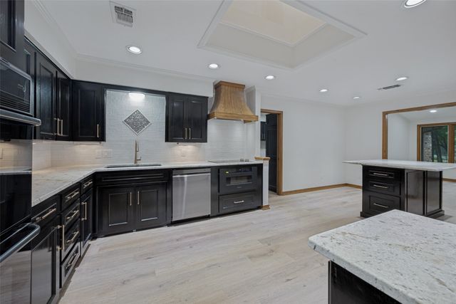 1607 N Main Street, Euless, TX 76039