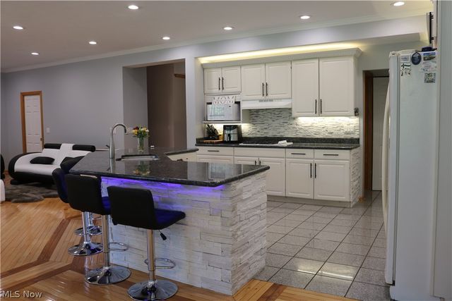 8766 Pointe Drive, Broadview Heights, OH 44147