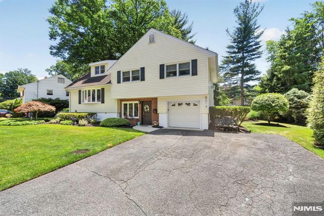 13 Gritman Court, Westwood, NJ 07675