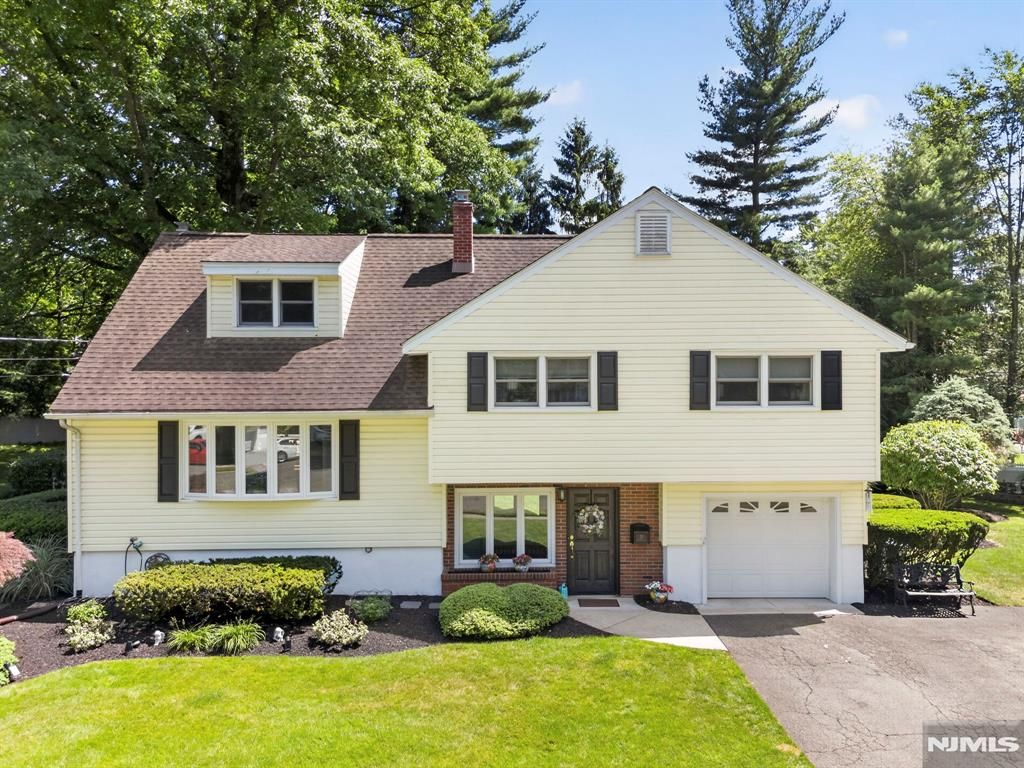 13 Gritman Court, Westwood, NJ 07675