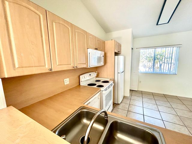 621 NW 78th Terrace 205, Pembroke Pines, FL 33024