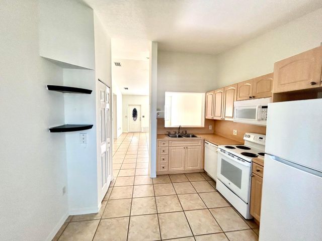 621 NW 78th Terrace 205, Pembroke Pines, FL 33024