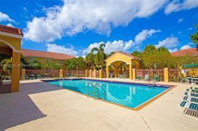 621 NW 78th Terrace 205, Pembroke Pines, FL 33024
