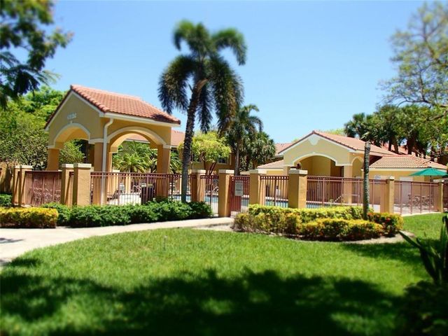 621 NW 78th Terrace 205, Pembroke Pines, FL 33024