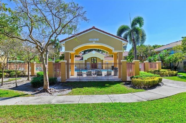 621 NW 78th Terrace 205, Pembroke Pines, FL 33024