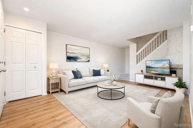 22211 Pondview Unit 27, Novi, MI 48375