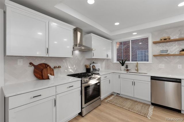 18660 San Juan Drive, Detroit, MI 48221