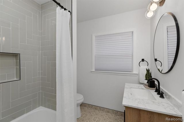 18660 San Juan Drive, Detroit, MI 48221