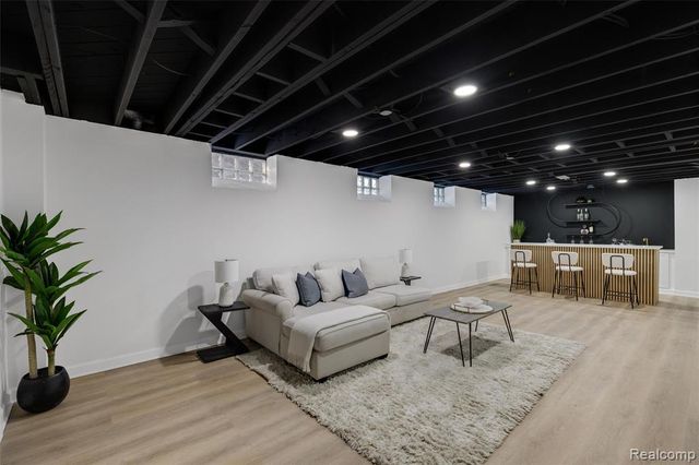 18660 San Juan Drive, Detroit, MI 48221