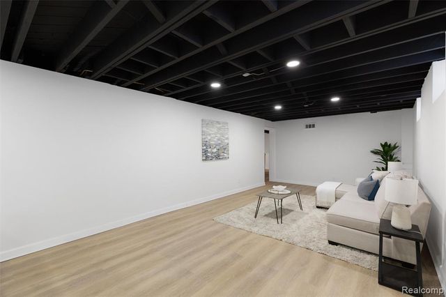 18660 San Juan Drive, Detroit, MI 48221