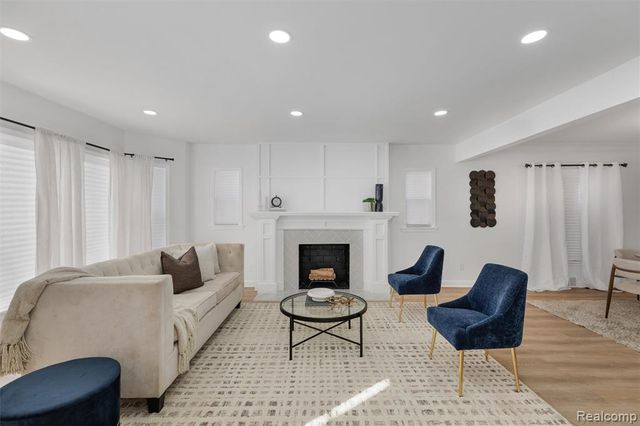 18660 San Juan Drive, Detroit, MI 48221