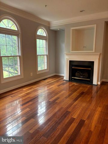 8894 ASHGROVE HOUSE LN, Vienna, VA 22182