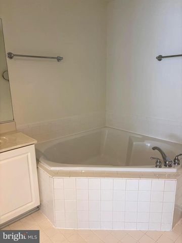 8894 ASHGROVE HOUSE LN, Vienna, VA 22182