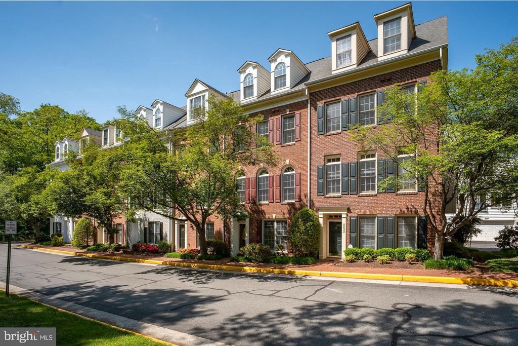 8894 ASHGROVE HOUSE LN, Vienna, VA 22182