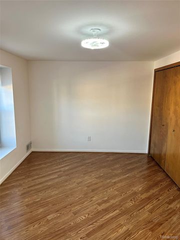 19520 Ridgemont Street 16, St. Clair Shores, MI 48080