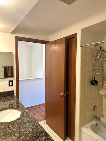 19520 Ridgemont Street 16, St. Clair Shores, MI 48080