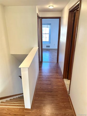 19520 Ridgemont Street 16, St. Clair Shores, MI 48080