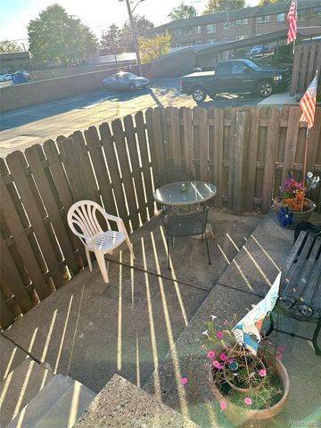 19520 Ridgemont Street 16, St. Clair Shores, MI 48080