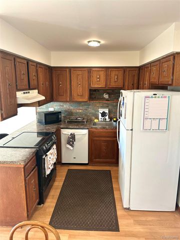 19520 Ridgemont Street 16, St. Clair Shores, MI 48080