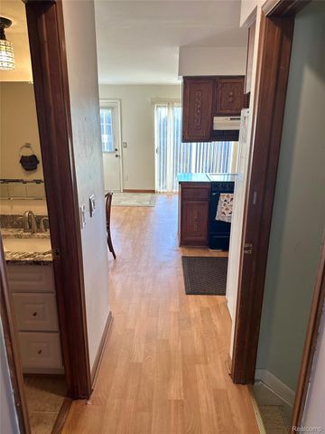 19520 Ridgemont Street 16, St. Clair Shores, MI 48080