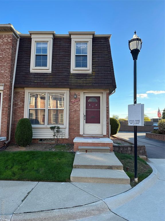 19520 Ridgemont Street 16, St. Clair Shores, MI 48080