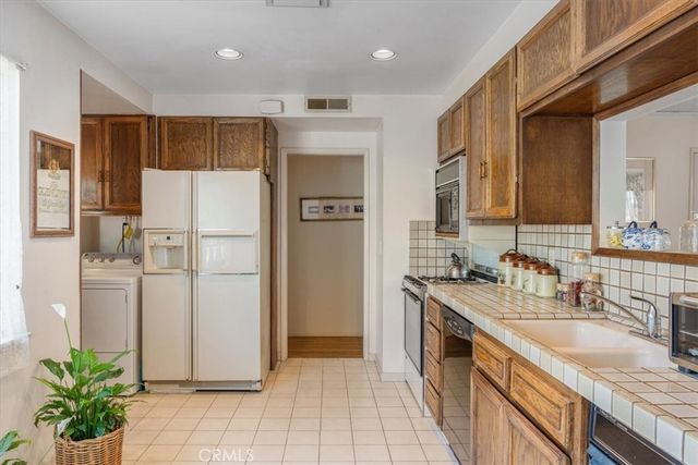 22154 Burton, Canoga Park, CA 91304