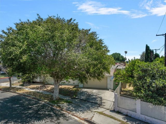 22154 Burton, Canoga Park, CA 91304