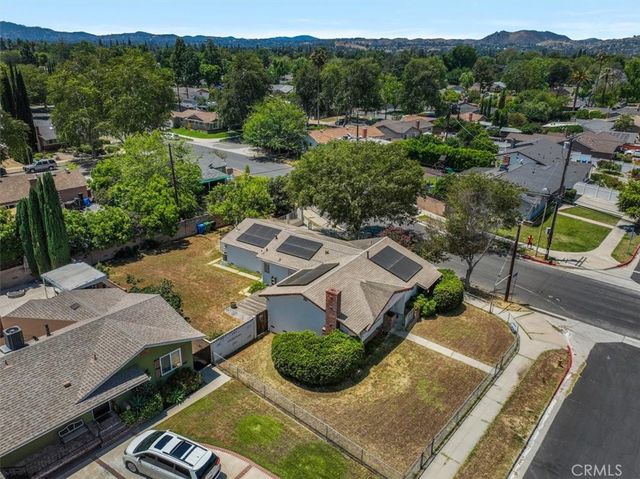 22154 Burton, Canoga Park, CA 91304