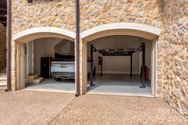 4231 Fox Brook Lane, Charlotte, NC 28211