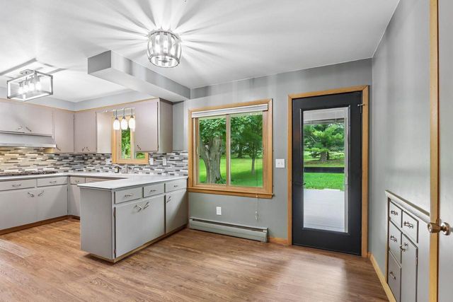W270N195 Arrowhead TRAIL, Waukesha, WI 53188