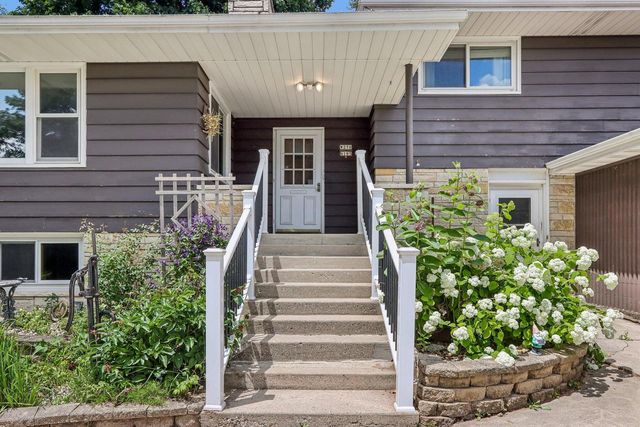 W270N195 Arrowhead TRAIL, Waukesha, WI 53188