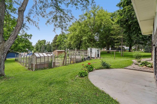 W270N195 Arrowhead TRAIL, Waukesha, WI 53188