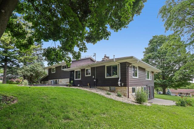 W270N195 Arrowhead TRAIL, Waukesha, WI 53188