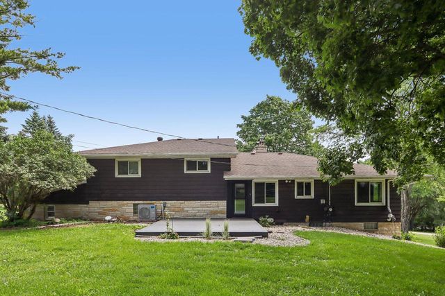 W270N195 Arrowhead TRAIL, Waukesha, WI 53188