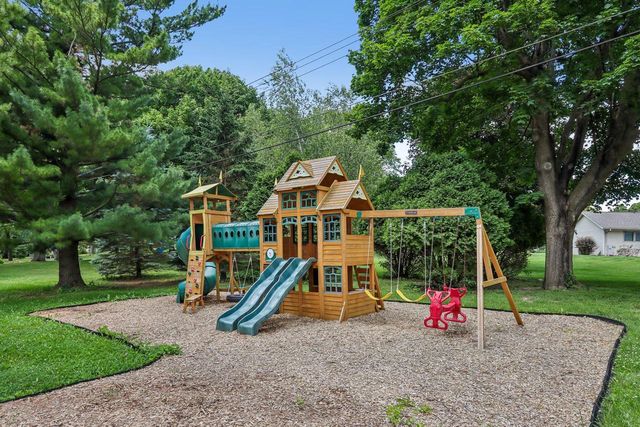 W270N195 Arrowhead TRAIL, Waukesha, WI 53188