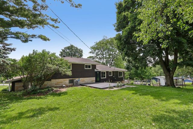 W270N195 Arrowhead TRAIL, Waukesha, WI 53188