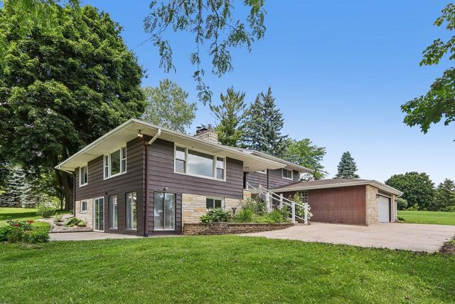 W270N195 Arrowhead TRAIL, Waukesha, WI 53188
