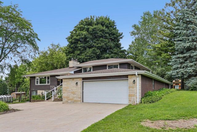 W270N195 Arrowhead TRAIL, Waukesha, WI 53188